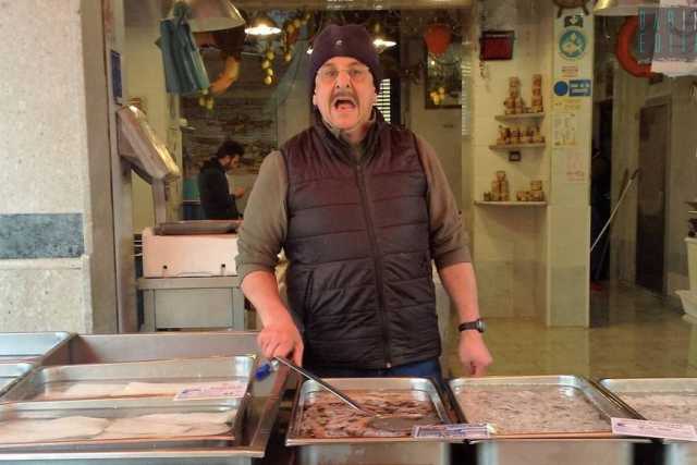 "Quando le triglie fanno oh": a Japigia spopola Peppino, il cantante pescivendolo
